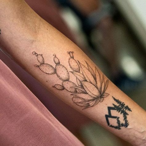 Agave Tattoo Cactus Flower, Tequila Plant Tattoo, Agave Plant Tattoo Ideas, Cactus Scene Tattoo, Blue Agave Tattoo, Desert Plant Tattoo, Realistic Plant Tattoo, Desert Tattoos For Women, Mexican Cactus Tattoo