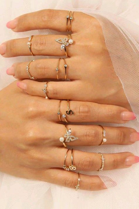 Stylish Gold Earrings, Hand Jewelry Rings, Elegance Fashion, Pretty Jewelry Necklaces, Gold Rings Fashion, Gold Ring Designs, Stylish Rings, Jewelry Fashion Trends, Jewelry Essentials