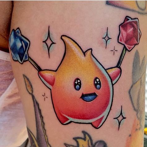 Hungry Luma tattoo from @nicolewillinghamtattoos Rad work! Who wishes Nintendo would make a Super Mario Galaxy 3?! Tag a friend who needs… Luma Mario, Super Mario Tattoo, How To Draw Mario, Pokemon Sleeves, Nintendo Tattoo, Video Game Tattoos, Mario Tattoo, Healed Tattoo, Card Tattoo Designs