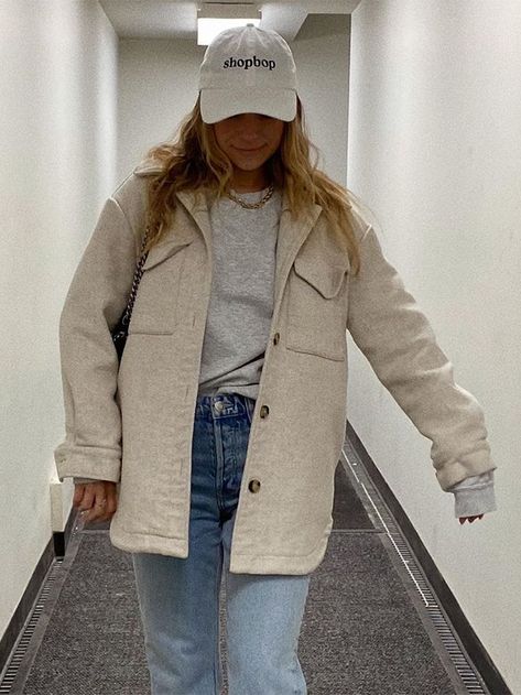 5 Jacket Outfit Ideas That Will See You Through the Next Few Months Shaket Jacket Outfit, Women Jacket Outfit, Shirt Jacket Outfit Women, Beige Jacket Outfit, Timberland Outfits Women, Shirt Jacket Outfit, Jacket Outfit Ideas, Winter Jacket Outfits, Shacket Outfit