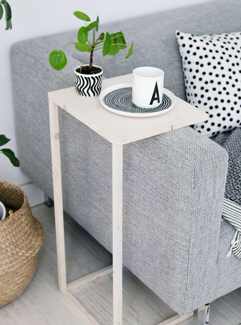 Diy End Table Ideas, End Table Ideas, Diy End Table, Balcon Mic, Easy Diy Home Projects, Hiasan Bilik Tidur, Decoration Shabby, Interior Design Games, First Apartment Decorating