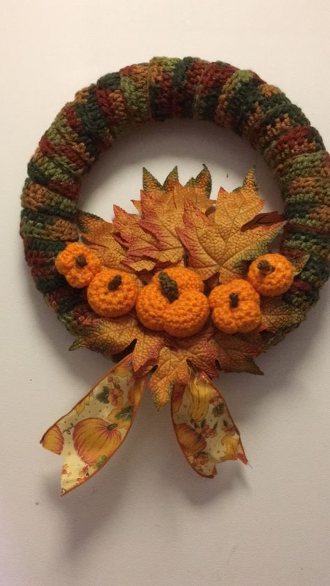 Crochet Halloween Decorations, Crochet Fall Decor, Thanksgiving Crochet, Crochet Christmas Wreath, Disney Diy Crafts, Crochet Wreath, Fall Pumpkin Crafts, Fall Crochet Patterns, Door Wreaths Diy