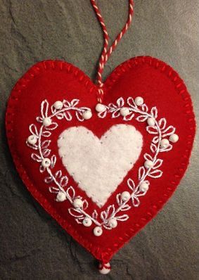 Felt Hearts Crafts, Diy Felt Christmas Ornaments, Valentine Embroidery, Felt Crafts Christmas, Christmas Embroidery Patterns, Felt Christmas Decorations, Handmade Christmas Decorations, Fabric Ornaments, Felt Decorations