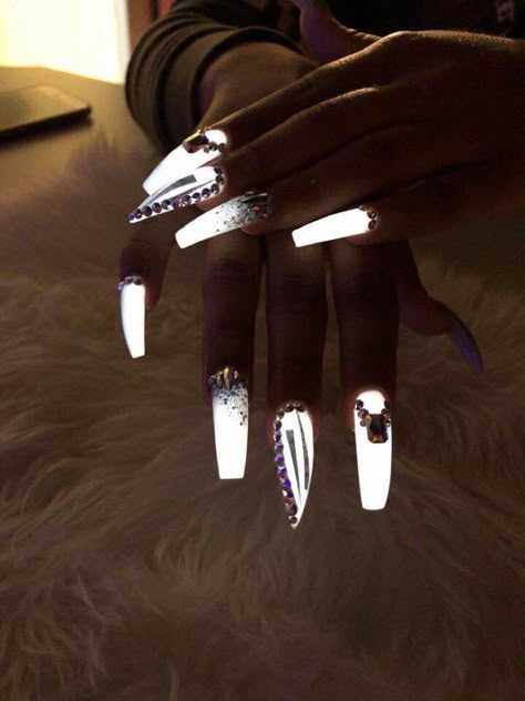 Glow in the dark nails these are so cute .I love how this looks ❤️ Glow In The Dark Nails, Coachella 2018, Unghie Sfumate, Swarovski Nails, Glow Nails, Nail Candy, Black Nail Designs, Black Nail, Dark Nails