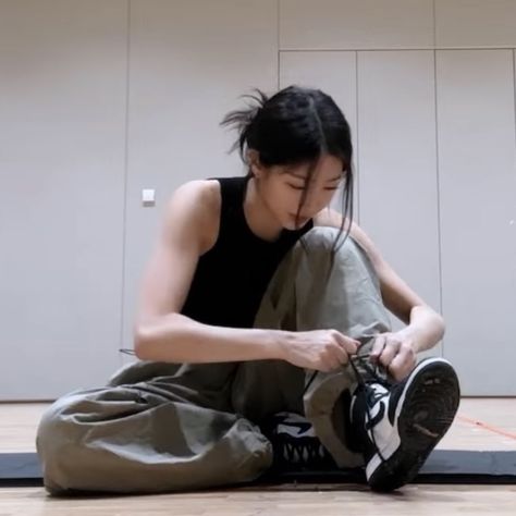 Kazuha Muscle, Kpop Life Aesthetic, Kazuha Outfit, Kazuha Style, Kazuha Pfp, Lq Pfp, Dancer Lifestyle, Dancing Aesthetic, Workout Aesthetic