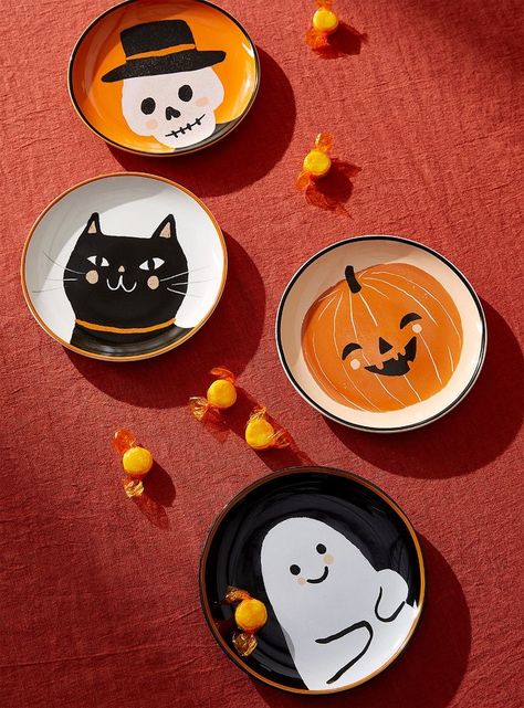 Pumpkin Dance, Christmas Pottery, Halloween Plates, Color Me Mine, Clay Plates, Pottery Painting Designs, Boo Crew, Diy Pottery, Plate Art