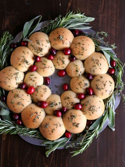 Herb Dinner Roll Wreath - a perfect holiday centerpiece! From completelydelicious.com Roll Wreath, Edible Centerpieces, Dinner Roll, Avocado Dressing, Christmas Entertaining, Holiday Centerpieces, Fresh Cranberries, Holiday Dinner, Holiday Entertaining