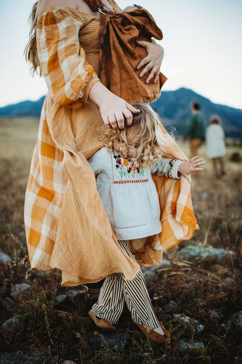 Styling Tips for Family Photography - The Milky Way Family Photos Winter, Urban Family Photography, Large Family Photography, Christmas Photography Family, Winter Family Photography, Family Studio Photography, Location Scouting, Photos Winter, Outdoor Family Photography