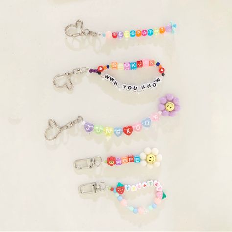 Aesthetic Bead Bracelets Kpop, Kpop Bracelet Aesthetic, Kpop Jewelry Aesthetic, Kpop Beads Keychain, Keychain Beads Aesthetic, Kpop Keychain Aesthetic, Pulseras Aesthetic Kpop, Bts Keychain Diy, Keychain Beads Ideas