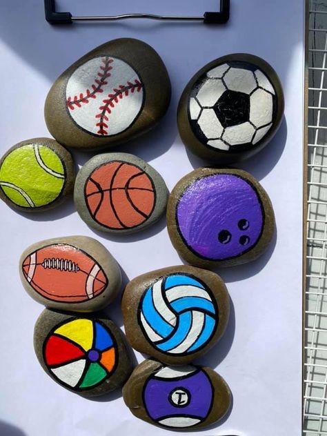 Football Rock Painting, Soccer Rock Painting Ideas, Volleyball Rock Painting Ideas, Basketball Rock Painting, Volleyball Painted Rocks, Sports Rock Painting Ideas, Sports Painted Rocks, Painted Stones And Rocks, Football Painted Rocks Ideas