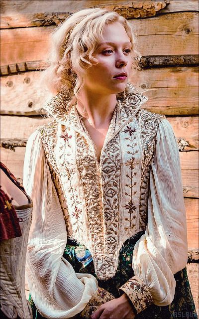 Tudor Inspired Modern Fashion, Modern Elizabethan Fashion, Naomi Battrick, Fantasycore Outfits, Elizabethan Fashion, Star Wars Outfits, Fantasy Costumes, Movie Costumes, Old Fashion