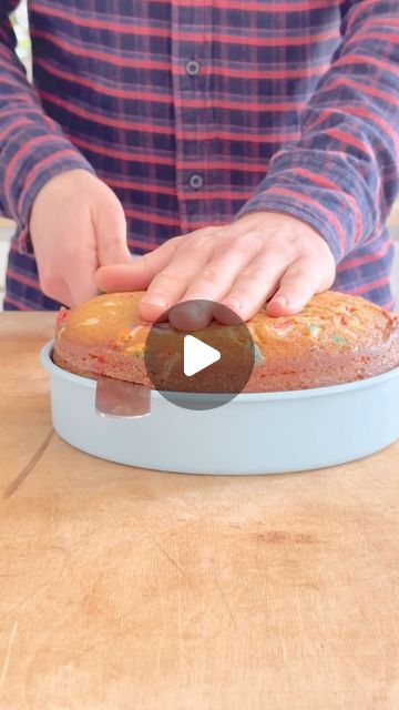 Dan Langan on Instagram: "Slicing a thick cake layer into two thinner, even layers can be tricky. An easy way to guarantee even layers is to split the cake in the pan that you baked it in. For an 8” cake layer, I stacked 6” cake circles until they gave me enough height to raise the cake half way out of the pan. I wrapped the circles in plastic to form a ‘riser,’ and placed it in the pan before putting my chilled cake layer on top. Now the rim of the cake pan becomes a guide for my serrated knife, which cuts easily with a gentle sawing motion. After removing the top layer I place a cooling rack atop the bottom layer and then flip it out, for two even cake layers. Add or remove cake circles to get the height you need, and reuse them since the plastic keeps them clean. Get creative if you don Baking Tricks, Cake Techniques, 8 Cake, Kitchen Tricks, Pie Baking, Serrated Knife, Mini Bundt, Cake Frosting Recipe, Mini Bundt Cakes