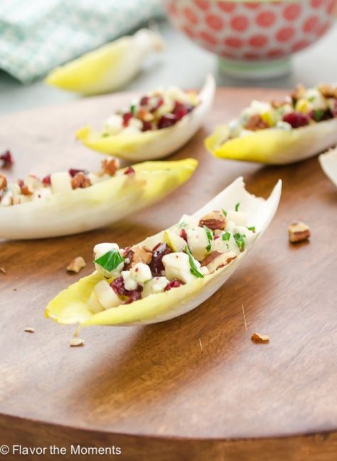 Endive Salad Bites with Pears, Blue Cheese, & Pecans | flavorthemoments.com Stuffed Endive, Endive Appetizers, Nye Appetizers, Salad Bites, Endive Salad, Coquille St Jacques, Pomegranate Recipes, Pecan Salad, Holiday Party Foods