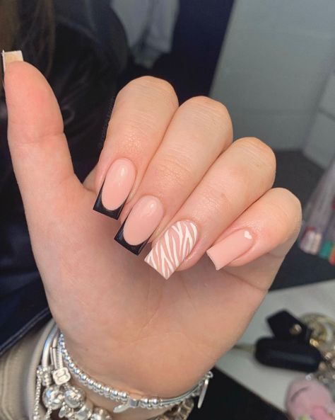 Pretty Zebra Nails Design - davidreed.co 2023 Nails Summer, White Nails Simple, Simple Nails Cute, French Tip Nails White, Zebra Nail Designs, Hollywood Nails, 2023 Nails, Zebra Nails, September Nails