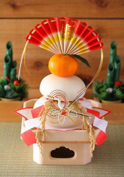 Kagami mochi - japanese new year's item.  So stoked for new year's, family & food! Kagami Mochi, Mochi Japanese, Japanese Rice Cake, Japanese Inro, Japanese Holidays, Japanese New Year, New Years Traditions, Japanese Festival, Attracting Wealth