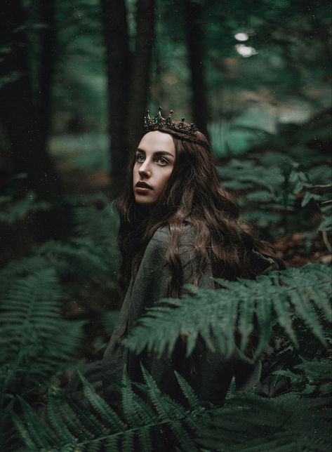 Fantasy Photography Forest, Dark Forest Photography, Dark Forest Photoshoot, Summer Aesthetic Forest, Enchanted Forest Photoshoot, Moody Forest Photoshoot, Royal Headpiece, Forest Portrait Photography, Medieval Photoshoot