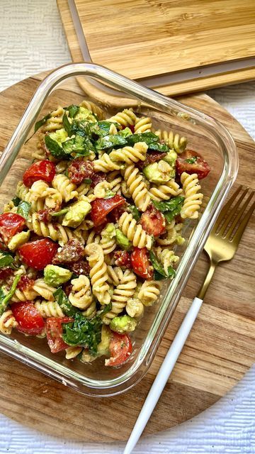 Rose’s Holistic Home Cooking on Instagram: "follow @goodeatsbyrose for your 2023 healthy food inspo! This pasta salad packed lunch is quick to prep and easily customizable to your dietary preferences👇🏽 Ingredients: ~ 1 cup chickpea pasta, cooked and then cooled under running cold water ~ handful of spinach, sliced ~ handful of cherry tomatoes, halved ~ 3-4 sundried tomatoes in brine, sliced ~ 1-2 tbsp of the sundried tomato brine ~ 1/2 an avocado, sliced ~ squeeze of lemon juice ~ grat Macaron Salad Recipes, Pack A Lunch For Work, Lunch Box Salads, Uni Lunch Box Ideas, Packing Lunch For Work, Packed Lunch Ideas For School, Light Lunches For Work, Filling Lunches For Work, Cold Packed Lunch Ideas