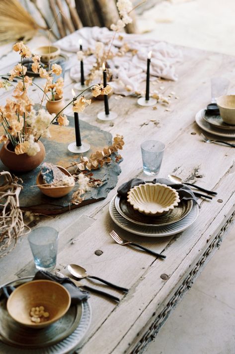 The FALL TABLE | NgLp Designs shares Fall-inspired table décor: Wabi Sabi tabletop with earth tones and-pottery inspiring thanksgiving tabletop settings by Coco + Kelley / table, table decor, tableware, dining table, home interiors, home decor, home accessories /// #table #tabledecor #falldecor Wabi Sabi Wedding, Tablescape Inspiration, Thanksgiving Tablescapes, Wedding Tablescapes, Fall Table, Thanksgiving Table, Beautiful Table, Place Settings, Decoration Table