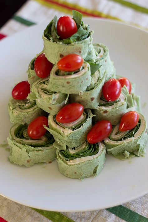 Christmas tree appetizer ~~ Spinach pita pinwheels with tomatoes Redvelvet Brownies, Tree Appetizer, Appetizer Healthy, Pinwheel Appetizers, Vegetarian Christmas, Festive Appetizers, Christmas Colours, Vegan Chicken, Veggie Wraps