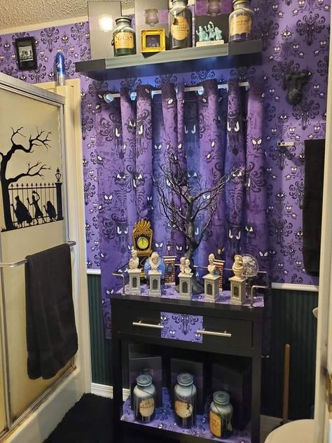 Haunted Mansion Themed Room, Haunted Mansion Bathroom Ideas, Haunted Mansion Bedroom Ideas, Haunted Mansion Bathroom Decor, Haunted Mansion Bedroom, Haunted Mansion Bathroom, Haunted Mansion Room, Mansion Bathrooms, Mansion Bathroom