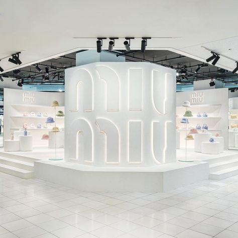 Miu Miu Isetan Shinjuku "Miu Groove" Pop-Up Space, Japan. Brand Guidelines Design, Avant Grade, Pop Up Store, Brand Guidelines, Visual Merchandising, Exhibition Design, All White, Store Design, Motion Design