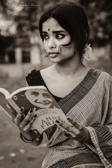 Bengali Woman Aesthetic, Bengali Girl Saree, Bengali Aesthetic Photography, Bengali Culture Aesthetic, Bengali Girl Aesthetic, Self Portrait Couple, Bengali Photography, Pose With Book, Couple Poses Aesthetic