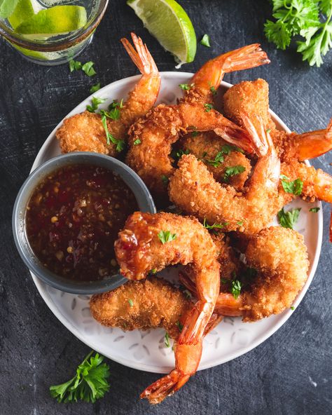 These Coconut Prawns are delectable. With a crisp outside coating and a juicy inside, these prawns are perfection. Prawn Tempura Photography, Prawn Starters Christmas, Crispy Coconut Shrimp, Prawn Starters Appetizers, Seafood Food Photography, Crispy Prawns Recipe, Prawn Starter Recipes, Prawn Ideas, Shrimp Food Photography