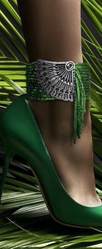 Lime Color, Vert Turquoise, Green Palette, Green Goddess, Green Outfit, Green Shoes, Kelly Green, Go Green, Green Fashion