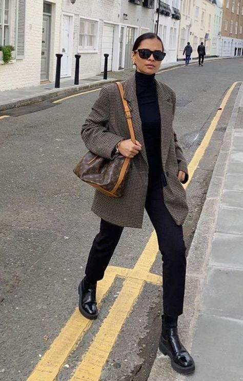 Monochromatic Outfit Work Wear, Cozy Fall Outfits Aesthetic 2023, Emitaz Outfits Winter, London Business Casual Women, Loose Fitting Business Casual, Dressy Causal Outfits Women, Work Casual Winter Outfit, Causal Work Outfits For Women Winter, Cold Work Outfit Business Casual