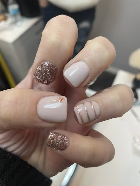 Simple Fall Nails With Glitter, November Acrylic Nails Short, Nails For Pictures, Neutral Color Nail Ideas, Neutral Fall Nails With Glitter, Short Acrylic Nails Fall Colors Glitter, Fall Nails With Gold Glitter, Gold Accent Nail Design, Tan Nail Ideas