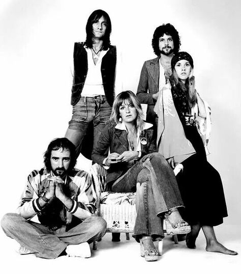 Stevie, barefoot for some reason, with the other members of Fleetwood Mac, 1975 ❤♥♫♥❤ Peter Green, Mick Fleetwood, Buckingham Nicks, Lindsey Buckingham, Stevie Nicks Fleetwood Mac, I Love Music, Fleetwood Mac, Stevie Nicks, Classic Rock