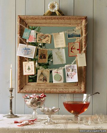 Love this display idea. Could be used for every season, or family photos! Holiday Card Display, Martha Stewart Holiday, Natural Holiday Decor, Christmas Card Display, Christmas Themes Decorations, Card Display, Vintage Christmas Cards, Noel Christmas, Merry Little Christmas