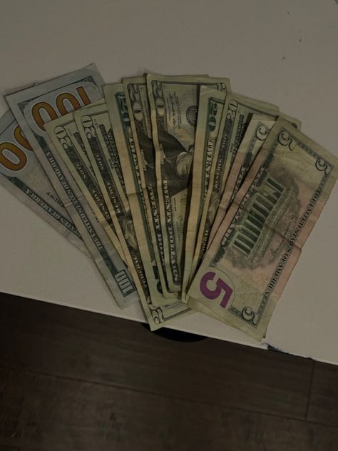 Pictures Of Money In Hand, Stack Of Money In Hand, Flexing Money Videos, Money In Hand, Tip Money, Money Vision Board, Mo Money, Easy Cash, Money Generator