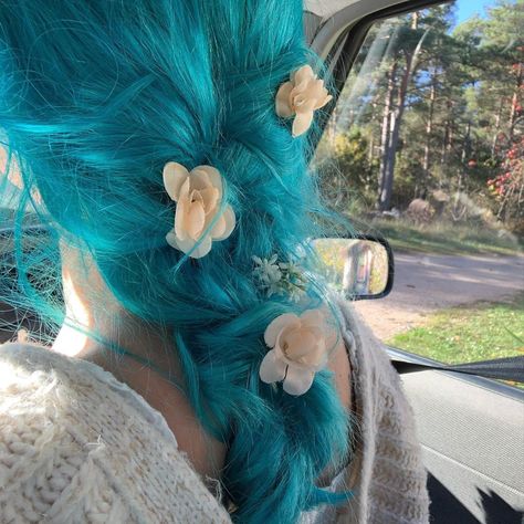 Blue Hair Inspo Aesthetic, Blue Hair Ponytail Aesthetic, Blue Haircolor Aesthetic, Blue Hair Girl Aesthetic, Turquoise Hair Aesthetic, Blue Hair Aesthetic, Fairy Photoshoot, Bold Hair Color, Teal Hair