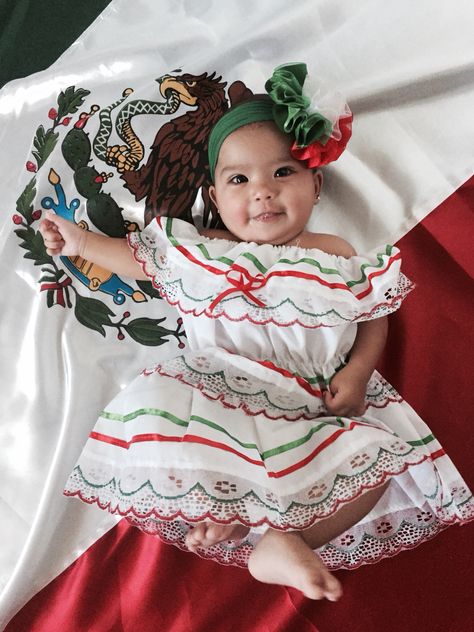 Bebe mexicana Mexican Newborn Photoshoot, Mexican Baby Photoshoot, Mexican Baby Girl, Mexican Babies, Baby Milestones Pictures, Monthly Baby Pictures, Monthly Baby Photos, Baby Themes, Dream Baby