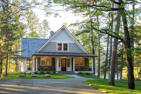 15 Best Lake House and Cottage Decorating Ideas - Nikki's Plate Cottage Decor Lakeside, Exterior Home Color Schemes, Exterior Home Makeover, Cottage Decorating Ideas, Lake House Cottage, Cottage Wallpaper, Cottage Decorating, Cottage Room, Home Bunch