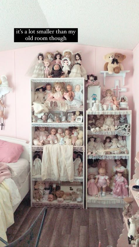 Morute Bedroom, Doll House Aesthetic, Morute Room, Doll Collection Room, Catholic Core, Classy Rooms, Old Room, Beautiful Aesthetic, Victorian Dolls