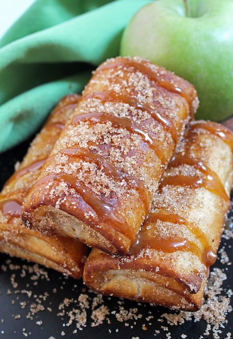 Apple Chimichangas, Chimichanga Recipe, Apple Dessert, Fall Desserts Easy, Apple Dessert Recipes, Healthy Vegan Snacks, Mexican Dessert, Apple Desserts, Caramel Apple