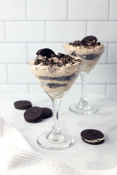 Baileys Dessert, Chocolate Parfait, Baileys Recipes, Desserts In A Glass, Alcoholic Desserts, Parfait Desserts, Chocolate Whipped Cream, Parfait Recipes, Boozy Desserts