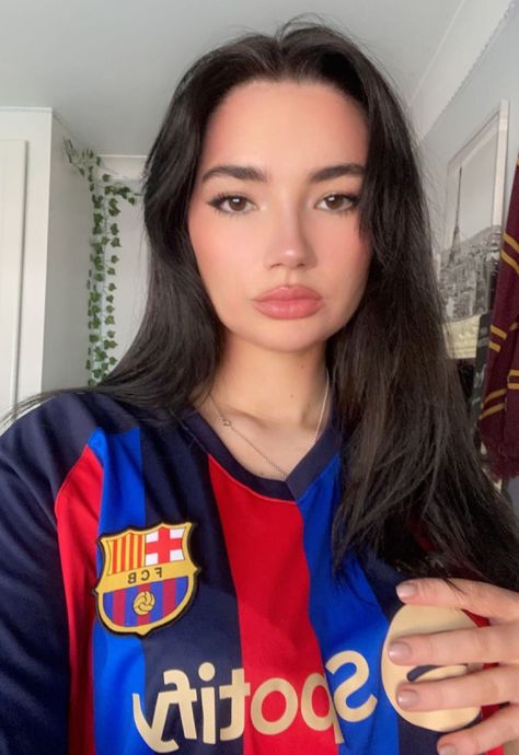 fc barçelona jersey Barcelona Girl, Home Screen Wallpaper Hd, Planet Cake, Barcelona Jerseys, Football Jersey Outfit, Toe Ring Sandals, Football Tops, Jersey Outfit, Soccer Girl