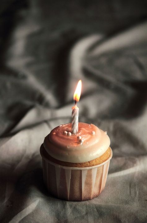 Cupcake Asthetic Picture, Birthday Cupcake Aesthetic, Muffin Cake Birthday, My Happy Birthday To Me, Birthday Muffins, Bday Cupcakes, Cupcake Photography, Baking A Cake, Happy Birthday Cupcake