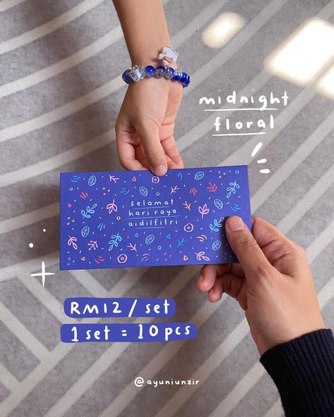 Dah sort out sampul untuk isi duit raya? Kalau belum, jemput tengok-tengok dekat sini, lai lai 😉✨ Ada dua design: 1) Eid Memories 2) Midnight Floral Hurry, stocks are running low! Link to purchase bio Amplop Design, Hampers Card, Design Tudung, Money Packet, Duit Raya, Canva Idea, Eid Envelopes, Eid Card, Eid Card Designs