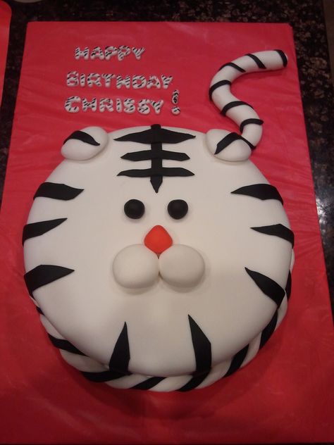 Tiger Fondant, Tiger Cakes, Baby White Tiger, Tiger Cake, Birthday Pinata, Tiger Birthday, Cake White, Food Sweet, Bday Cake