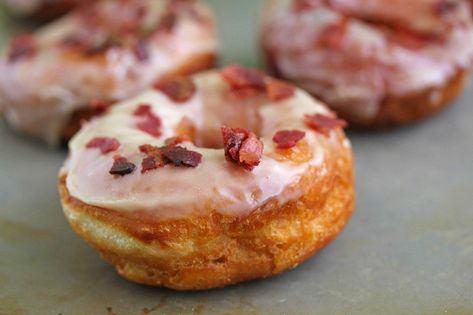 Savory Donuts, Bacon Desserts, Maple Bacon Donut, Donut Ideas, Bacon Donut, Food Deserts, Sweet Foods, Donut Recipe, Blue Train