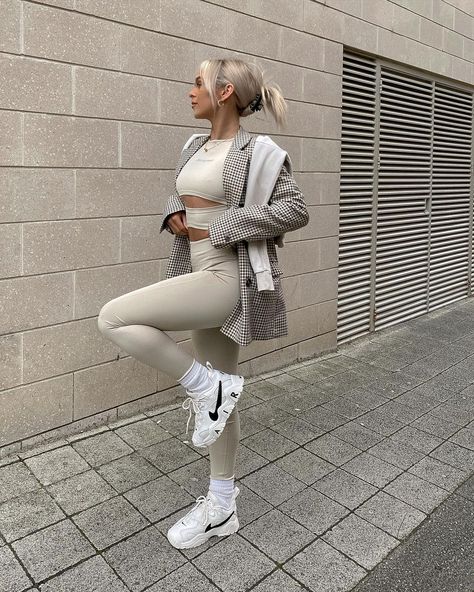 Activewear And Blazer Outfit, Gym Outfit Brands, Styling Leggings, Fall Comfy Outfits, Looks Fitness, Leggins Outfit, Fashion Brenda, Fashionable Activewear, Gymwear Outfits