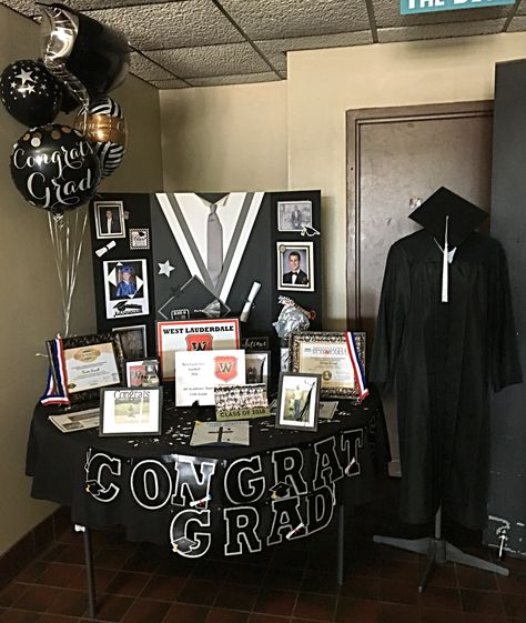 Graduation Party Entrance Table, Graduation Head Table Ideas, Boy Graduation Party Ideas High School, Senior Tables, Graduation Party Planner, Senior Table, Nurse Graduation Party Decorations, Boys Graduation Party, High School Graduation Party Decorations