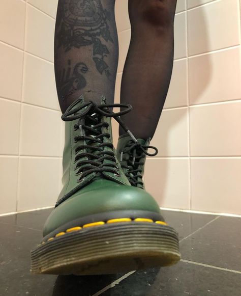 Doc Martens Aesthetic Grunge, Green Doc Martens, Doc Martens Aesthetic, Green Dr Martens, Uk Culture, Dr Martens Outfit, Doc Martens Style, Doc Martens Boots, Popular Shoes