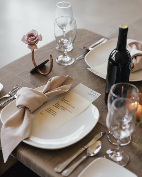 Knot Reference, Wedding Napkin Folding, Napkins Wedding Table, Linen Napkins Wedding, Affordable Wedding Flowers, Wedding Flower Ideas, Romantic Table, Wedding Place Settings, Classic Table