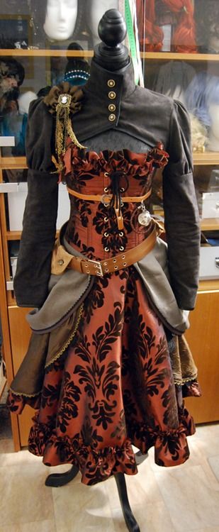 Nice outfit, I really like the brooch on the shoulder. Moda Steampunk, Mode Steampunk, Dark Circus, Punk Shirt, Mode Kawaii, Fest Outfits, Style Steampunk, Steampunk Cosplay, Idee Cosplay