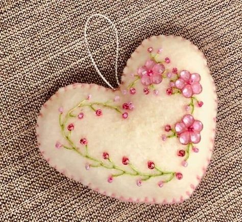 Felt Hearts Valentine Embroidery, Felt Hearts Valentine, Felt Patterns Free Printables, Felt Hearts Diy, Tassen Hanger, Felt Hearts Crafts, Diy Felt Christmas Ornaments, Valentine Embroidery, Felt Crafts Christmas